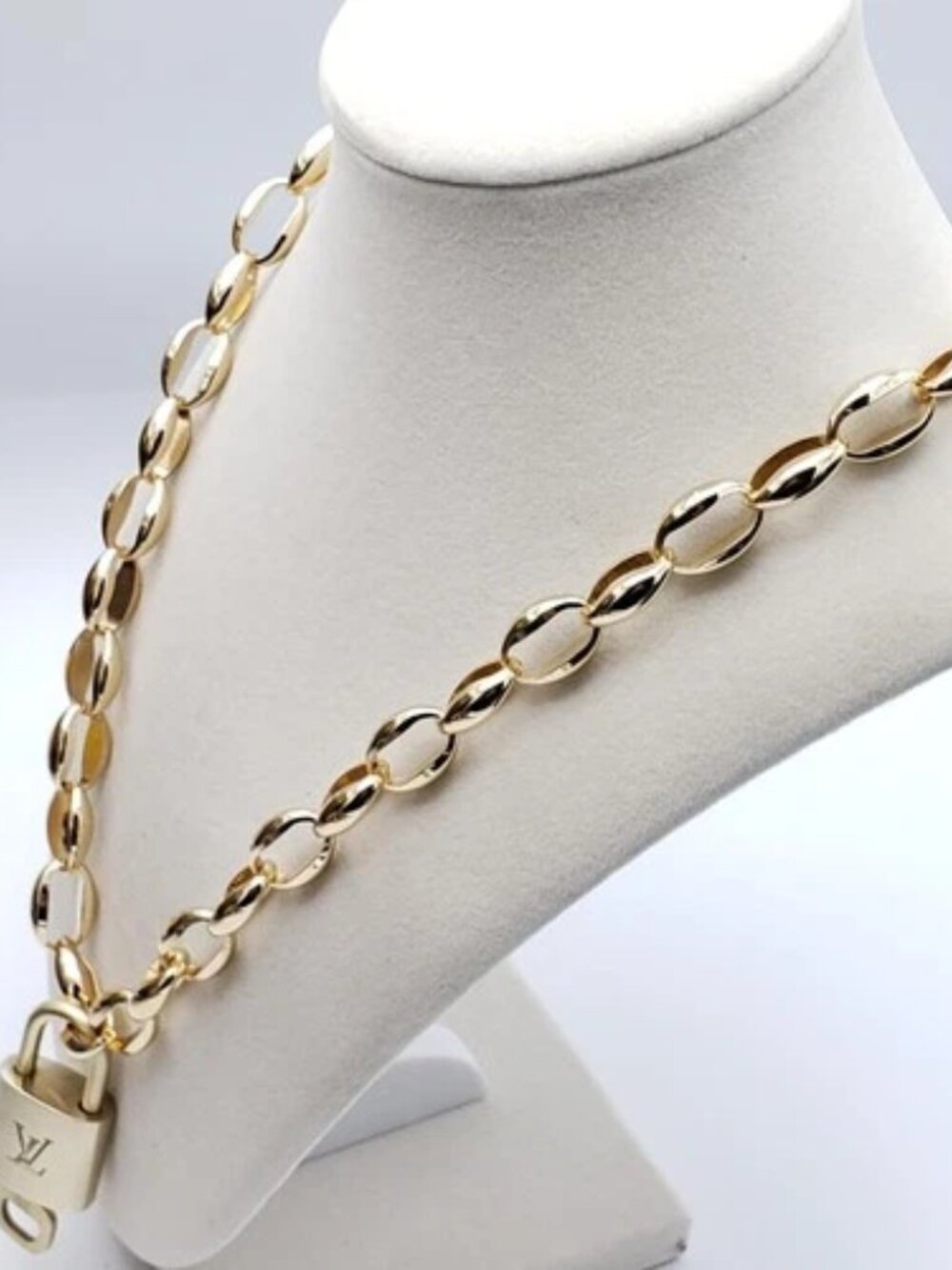 Gold-Plated Necklace with Authentic Louis Vuitton Padlock - Picture 3 of 9